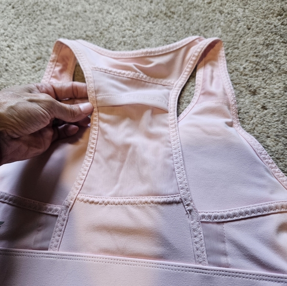 Fabletics On The Go sports bra with back pocket medium impact baby pink - Picture 5 of 10